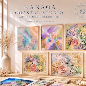 以下が含まれることがあります： KANOA Coastal Studio Art Prints Collectionの5つの額入りアートプリント。ピンク、青、黄色、緑の色合いのカラフルなサンゴ礁のデザインが特徴です。沖縄のリーフにインスパイアされたアートワークは、明るく風通しの良い部屋に展示されています。
