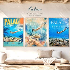以下が含まれることがあります： 「Palau」の文字と水中ダイバーが描かれた、3枚組の額入りアートプリント。セットの一部であるプリントは、サンゴや海洋生物が登場する水中シーンを描いています。木製のベンチの上に展示されています。