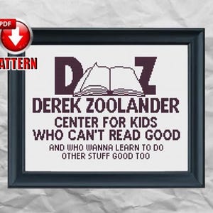 Può includere: Schema di ricamo a punto croce con il testo "DZ Derek Zoolander Centro per bambini che non sanno leggere bene e che vogliono imparare a fare altre cose bene anche".