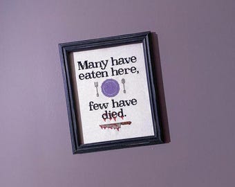 Muchos han comido aquí, pocos han muerto - Punto de cruz moderno - Decoración de terror - Juego de palabras de cocina - Humor de cocina