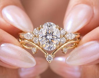 Anillo de compromiso ovalado de moissanita, conjunto nupcial con detalles en pan de oro, anillo de boda inspirado en la naturaleza.