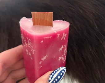 Candela a forma di cuore rosa con stoppino in legno