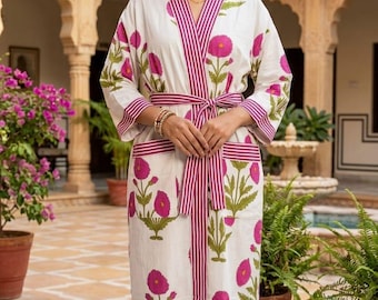 Bata kimono de algodón con estampado a mano: Ropa de estar por casa de verano en color rosa floral