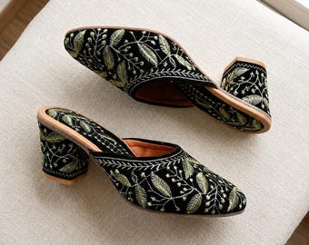 Zapatos de tacón Jutti negros bordados, mules indios florales hechos a mano, zapatos bohemios étnicos para bodas.