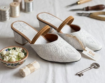 Mules de cuero blanco bordado para mujer / Zapatos indios de tacón de bloque hechos a mano / Calzado étnico de lujo