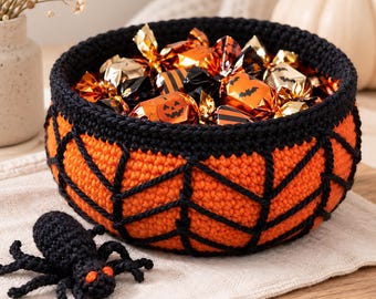Padrão de cesta de crochê de Halloween em PDF, tigela de doces em forma de teia de aranha com aranha de amigurumi, decoração assustadora para casa, fácil para iniciantes, download instantâneo.
