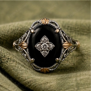 Bague ovale en onyx noir naturel, style Art déco vintage, avec accents dorés et métal argenté.