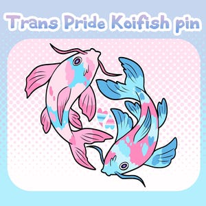 Puede incluir: Un pin con dos peces koi en una disposición de yin-yang. Los peces están coloreados en rosa, azul claro y blanco, con el texto "Trans Pride Koifish pin" en la parte superior. El diseño incluye un pequeño corazón con los colores de la bandera del orgullo trans.