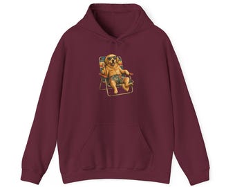 Sudadera con capucha de perro relajándose en una silla de jardín / Diseño retro de carlino en silla de playa