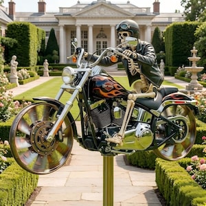 Könnte beinhalten: Ein Skelett in einer schwarzen Lederjacke und einem Helm fährt ein schwarz-oranges Harley-Davidson-Motorrad. Das Motorrad hat ein Flammendesign auf dem Tank und schwebt in der Luft. Der Hintergrund zeigt ein großes Haus und gepflegte Gärten.