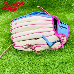 Puede incluir: Un guante de béisbol con palma y dedos de cuero color crema y cordones de color rosa brillante. La parte posterior del guante es azul claro con un número 17 negro prominente impreso en la correa de la muñeca. El logotipo de Janoon es visible arriba.
