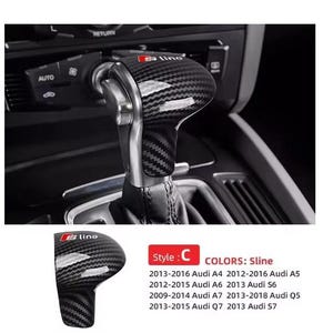 Puede incluir: Pomo de palanca de cambios de fibra de carbono con el logotipo "S line" en rojo. El pomo es negro y plateado y se muestra instalado en un coche. La imagen también incluye una lista de modelos Audi compatibles.