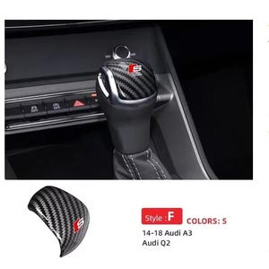 Può includere: Pomello del cambio in fibra di carbonio con logo "S" rosso, mostrato in un interno auto. L'immagine mostra anche una copertura separata in fibra di carbonio con lo stesso logo. Il testo sull'immagine recita "Style: F" e "14-18 Audi A3 Audi Q2".