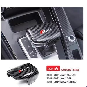 Puede incluir: Cubierta de fibra de carbono para la palanca de cambios con el logotipo "S line" en rojo. Diseñada para modelos Audi, incluyendo 4L/A5, Q5L y Q7. La cubierta es negra con un patrón de fibra de carbono.