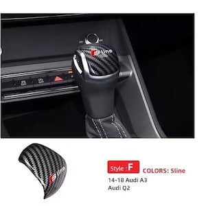 Könnte beinhalten: Schaltknauf aus Kohlefaser mit dem roten "S line"-Logo. Der Knauf ist schwarz und silber, und das Bild zeigt den Innenraum eines Autos. Das Produkt ist für die Modelle Audi A3 und Audi Q2 14-18 konzipiert.