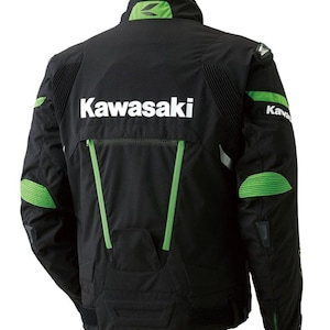 Puede incluir: Chaqueta de moto negra con detalles verdes y el logotipo de Kawasaki en blanco. La chaqueta presenta rayas verdes, hombreras y un cuello alto. El logotipo de Kawasaki se muestra en letras blancas grandes en la espalda.