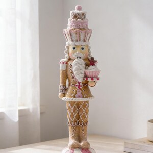 Puede incluir: Un letrero de madera rústica con el texto "Welcome to our home" en letras blancas. El letrero presenta un acabado envejecido y un diseño sencillo y acogedor.