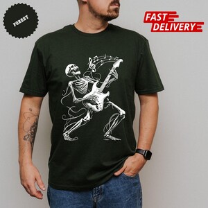 Camiseta con guitarra esqueleto: Camiseta gráfica de Halloween de banda de rock imagen 2