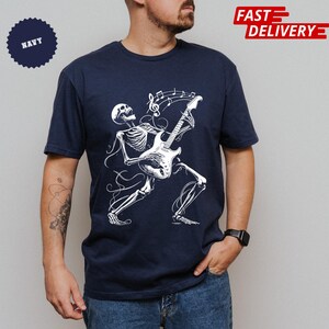 Camiseta con guitarra esqueleto: Camiseta gráfica de Halloween de banda de rock imagen 5