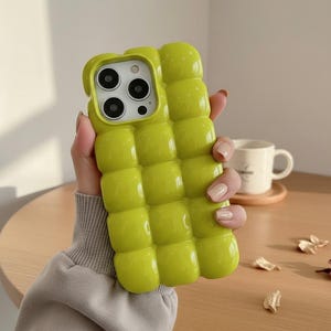 Puede incluir: Una taza de cerámica blanca con un asa negra y el texto "But first, coffee" en negro, con una fuente de estilo manuscrito. La taza está sobre una superficie blanca.