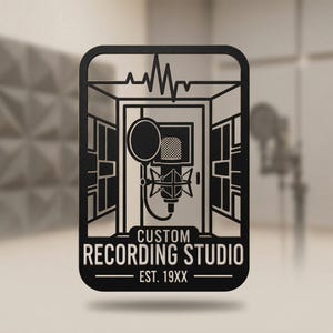 Puede incluir: Letrero de metal negro con un diseño de estudio de grabación. Incluye un micrófono, una onda de sonido y el texto "CUSTOM RECORDING STUDIO EST. 19XX". El diseño es rectangular con esquinas redondeadas.