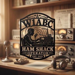 Peut inclure: Panneau métallique noir avec le texte "W1ABC HAM SHACK OPERATOR EST. 2025" représentant la silhouette d'une personne utilisant une radio. Le panneau a une esthétique vintage, avec du matériel radio en arrière-plan.