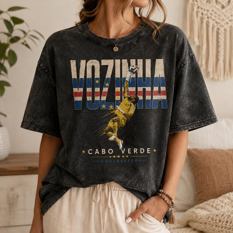 Koszulka Vozinha Cabo Verde Flag Save Action Vintage Mineral Wash Black Cotton, spersonalizowana koszulka dla kibica piłki nożnej w dużym rozmiarze, 3 opcje kolorystyczne zdjęcie 2