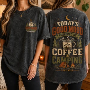 Camiseta de algodón con estampado vintage de doble cara "Hoy me siento bien gracias al café y al camping", ideal para actividades al aire libre y reuniones familiares.
