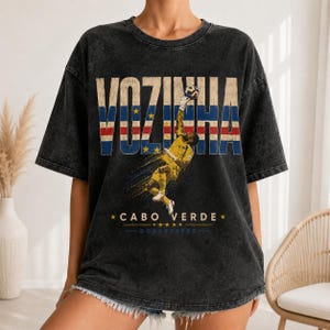 Koszulka Vozinha Cabo Verde Flag Save Action Vintage Mineral Wash Black Cotton, spersonalizowana koszulka dla kibica piłki nożnej w dużym rozmiarze, 3 opcje kolorystyczne zdjęcie 3