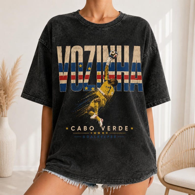 Koszulka Vozinha Cabo Verde Flag Save Action Vintage Mineral Wash Black Cotton, spersonalizowana koszulka dla kibica piłki nożnej w dużym rozmiarze, 3 opcje kolorystyczne zdjęcie 3
