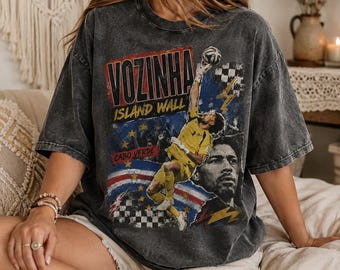 Koszulka z nadrukiem "Vozinha Island Wall Cape Verde Keeper Collage" z bawełny w stylu vintage Acid Wash, spersonalizowana koszulka kibica piłki nożnej w dużym rozmiarze, 3 opcje kolorystyczne