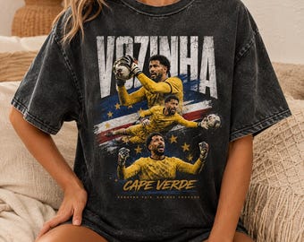 Vozinha Triple Action Save Collage Flaga Zielonego Przylądka „Pequeno País, Grande Coração” Vintage Czarna koszulka mineralna, niestandardowa koszulka dla fanów piłki nożnej