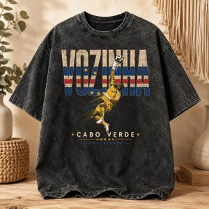 Koszulka Vozinha Cabo Verde Flag Save Action Vintage Mineral Wash Black Cotton, spersonalizowana koszulka dla kibica piłki nożnej w dużym rozmiarze, 3 opcje kolorystyczne zdjęcie 4