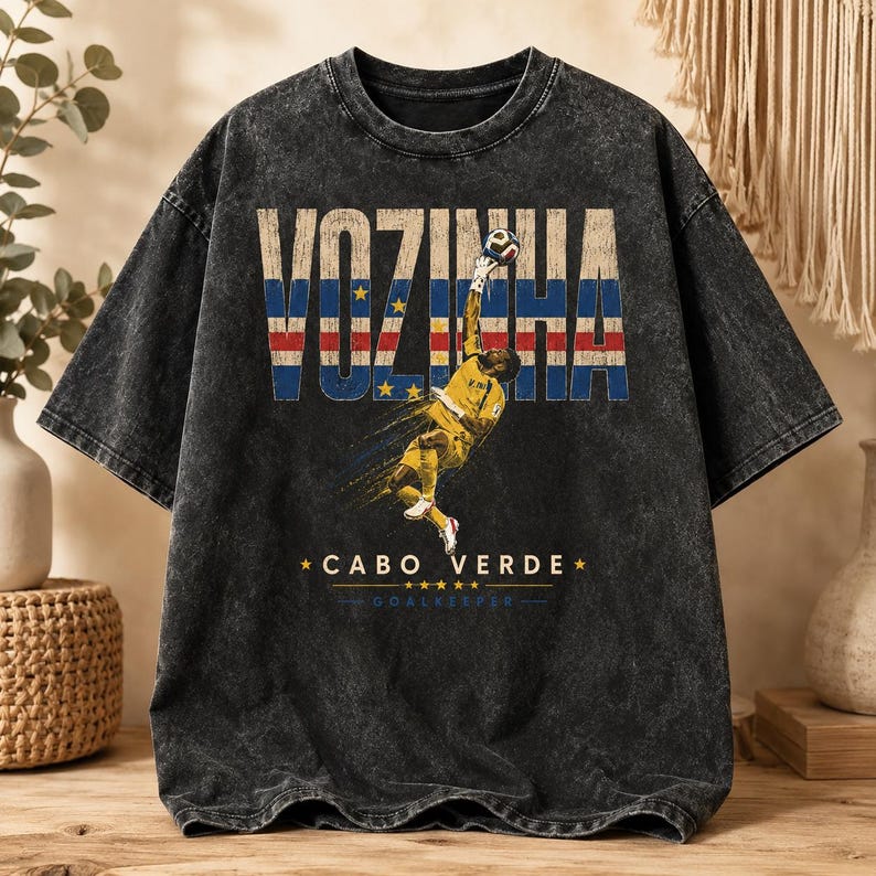 Koszulka Vozinha Cabo Verde Flag Save Action Vintage Mineral Wash Black Cotton, spersonalizowana koszulka dla kibica piłki nożnej w dużym rozmiarze, 3 opcje kolorystyczne zdjęcie 4