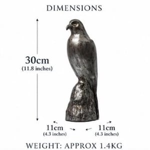 Può includere: Una statua di falco in metallo color argento appollaiata su una base di roccia testurizzata. La scultura presenta il testo DIMENSIONS, 30cm di altezza, 11cm di larghezza e WEIGHT: APPROX 1.4KG stampato attorno all'oggetto su sfondo bianco.
