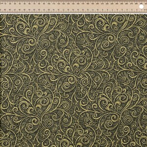 Peut inclure: Gros plan sur un tissu avec un motif répété de vignes florales stylisées et tourbillonnantes en or et vert olive. Le motif a un aspect texturé et en relief, créant de la profondeur. Idéal pour la tapisserie ou les projets décoratifs.