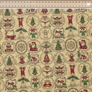 Op de afbeelding: Beige stof met een herhaald kerstpatroon. Het ontwerp omvat rode en groene kerstbomen, de kerstman, engelen, bellen en geschenkdozen, allemaal binnen cirkelvormige frames. De stof heeft een vintage, getextureerde uitstraling.