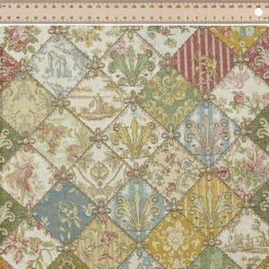 Op de afbeelding: Een patchworkstof met een verscheidenheid aan bloemen- en siermotieven in een ruitpatroon. De stof heeft een mix van kleuren, waaronder roze, groen, geel en blauw. Elke ruit is verbonden met een kleine, decoratieve bloem.