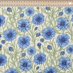 Pode incluir: Um tecido estampado com flores de centáurea azuis e caules verdes sobre um fundo creme. O design apresenta flores totalmente abertas e botões, criando um motivo floral natural. Adequado para vários projetos de costura e artesanato.