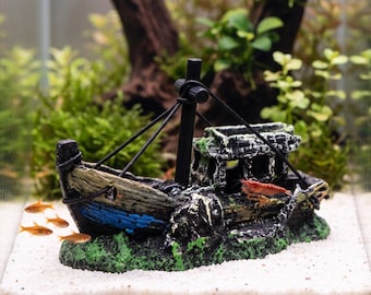 Decorazione realistica per acquario a forma di relitto: barca da pesca in resina, rifugio per gamberetti e pesci.