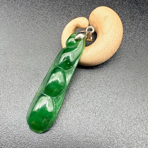 Colgante de vaina de guisante de jade verde natural certificado, dije botánico de nefrita tallado a mano (certificado)