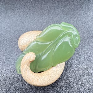 Colgante de hoja de jade verde natural certificado, dije botánico de nefrita tallado a mano (certificado)