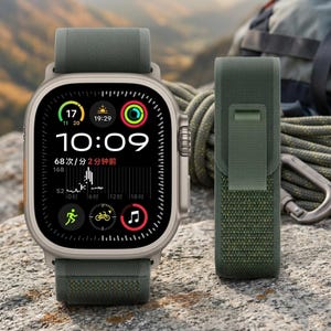以下が含まれることがあります： 緑色のバンドが付いたシルバーのスマートウォッチは、10:09の時刻を表示します。時計はフィットネスデータを表示し、お揃いの緑色のケースが付いています。背景には山の風景と登山用具が含まれています。