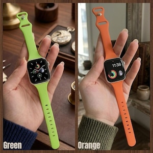 Op de afbeelding: Twee smartwatches met kleurrijke bandjes worden getoond. Eén heeft een felgroene band en de andere een oranje band. De wijzerplaten tonen de tijd en andere informatie. Het woord "Green" staat onder het groene horloge en "Orange" onder het oranje horloge.