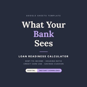 Puede incluir: Una plantilla de Google Sheets titulada What Your Bank Sees, una calculadora de preparación para préstamos con texto sobre deuda-ingresos, ratio de vivienda, uso de tarjetas de crédito y ahorros, con un botón de descarga digital instantánea.