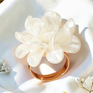 White Shell Flower Adjustable Ring for Women Elegant Statement Jewelry