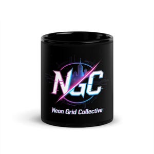 Op de afbeelding: Zwarte keramische mok met de tekst "NGC" in witte en blauwe neonletters, met een silhouet van een stadsgezicht. De woorden "Neon Grid Collective" staan onder het logo. De mok heeft een glanzende afwerking.