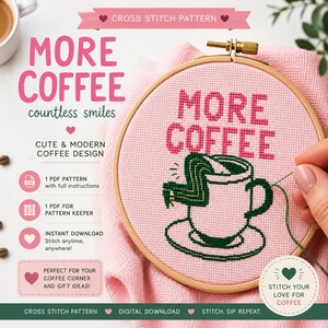 Könnte beinhalten: Ein Kreuzstichmuster in einem hölzernen Stickrahmen mit dem Text MORE COFFEE in Pink und einer dunkelgrünen Kaffeetassengrafik auf rosafarbenem Stoff. Das Design enthält eine Nadel und grünen Faden sowie digitale Texteinblendungen zum Muster.