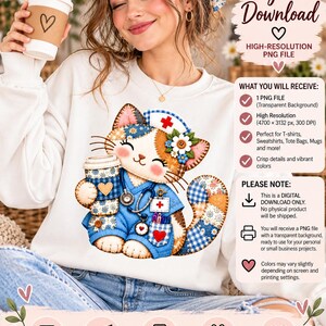 Può includere: Un design grafico digitale raffigurante un gatto calico vestito da infermiere, con una casacca blu, uno stetoscopio, una cuffia con una croce rossa e una tazza di caffè. Il gatto presenta motivi floreali e a quadretti vichy sul pelo e sui vestiti.