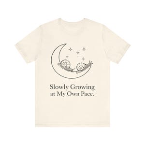 Oryginalna koszulka Snail Revolution Art, estetyczna koszulka Vivir Lento, grafika Slow Living z linorytem, ruch uważnego zmniejszania, wyjątkowa bluzka z dzwonkiem